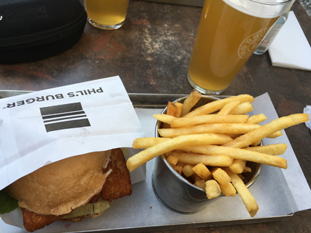 Halloumiburgare och öl på Phils