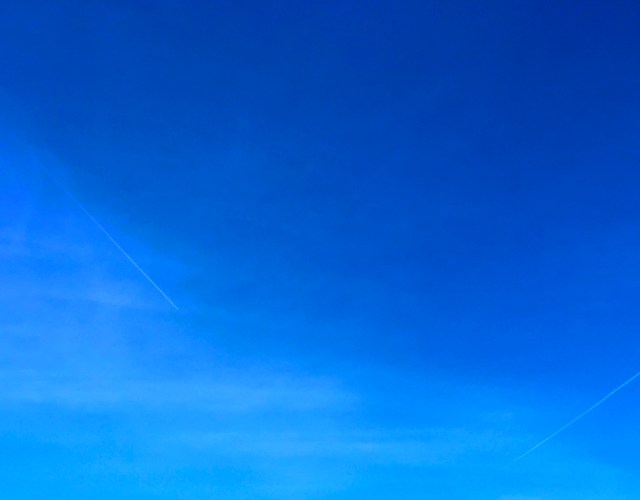 Himmel med avgaser från två plan Himmel med avgaser från två plan