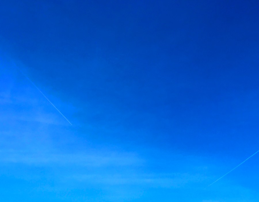 Himmel med avgaser från två plan