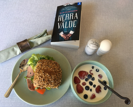 Jordgubbar och blåbär med mjölk macka ägg boken Herravälde