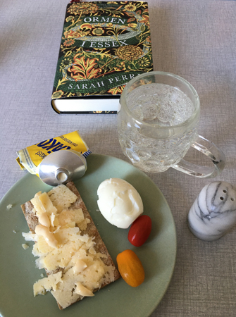 Knäckemacka ägg vatten och boken Ormen i Essex