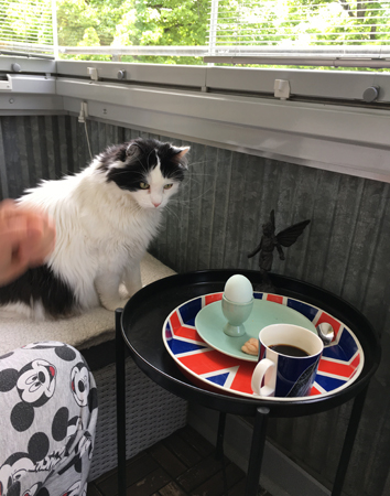 Lucifer och frukost på balkongen