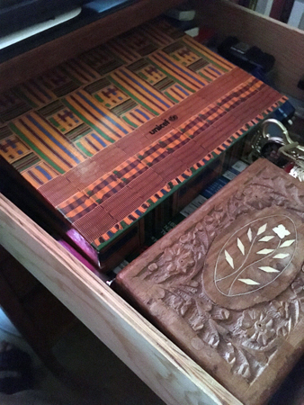 Orange ask och träask i skrivbordslåda