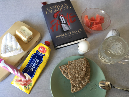 Ost knäcke ägg melon vatten och boken Vingar av silver