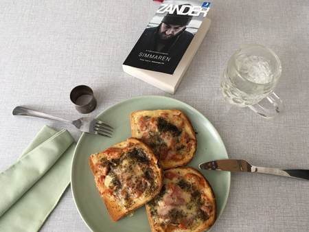 Varma mackor vatten och boken Simmaren