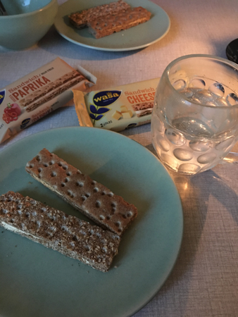 Wasasticks med ost och paprika o vatten till