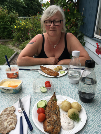 Anna vid lunchbordet i Slottsträdgården