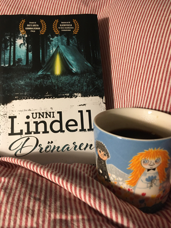 Boken Drönaren och kaffe på sängen