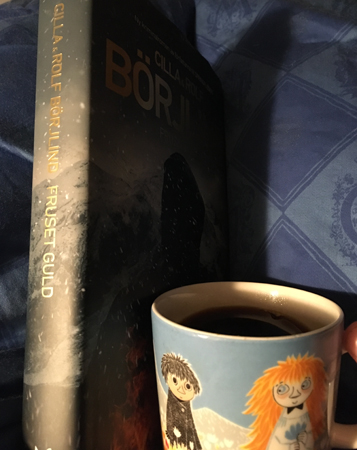 Fruset guld rygg och kaffe på sängen Fruset guld rygg och kaffe på sängen