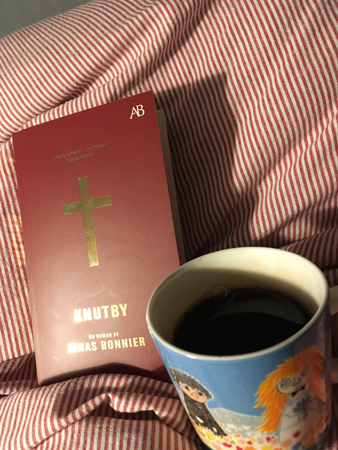 Knutby och kaffe på sängen