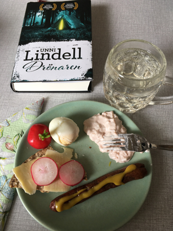Lunch med boken Drönaren