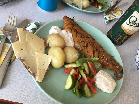 Makrill potatis grönsaker knäckemacka med ost öl romsås