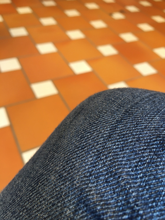 Mitt knä och golvet hos frisören