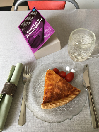 Ostpaj tomater vatten och boken Min kamp 6