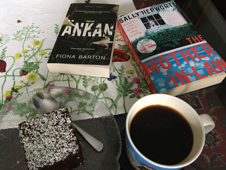 Böckerna Änkan och The Mother-in-law kaka och kaffe