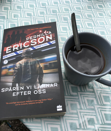 Boken Spåren vi lämnar efter oss och kaffe