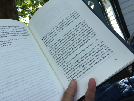 Läsning i skuggan under äppelträdet