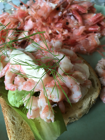 Räkmacka och räkskal bakom