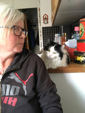 Anna vid köksbordet Lucifer bakom