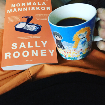 Boken Normala människor orange shorts och kaffemugg