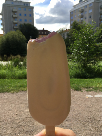 Glass vid Fyrisån mittemot höghus Glass vid Fyrisån mittemot höghus