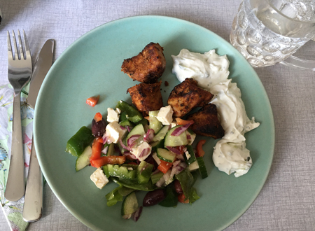 Kolgrillad kyckling sallad och tzatziki