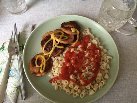 Makaroner och kycklingkorv