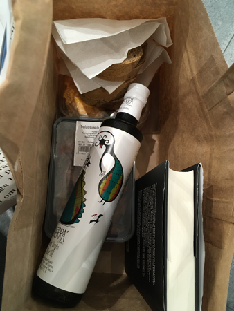 Olivolja och matlådor med tillbehör från Myrtos