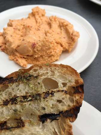 Paprikaröra och grillat bröd Akropolis