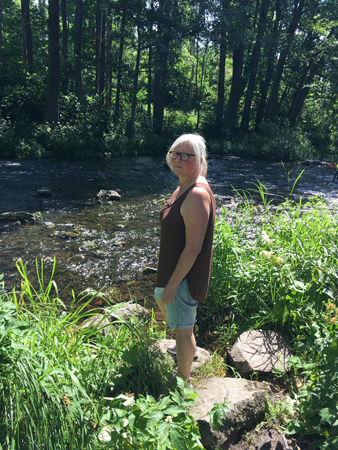 Anna vid vatten i Ulva