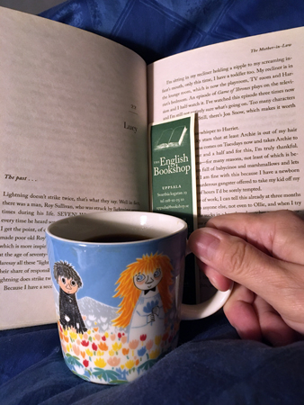 Bokuppslag och kaffe på sängen English Bookshopbokmärke