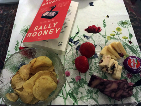 Chips ostar jordgubbar och boken Normala människor Chips ostar jordgubbar och boken Normala människor