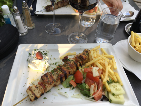 Kycklingspett med tzatziki grönsaker och strips