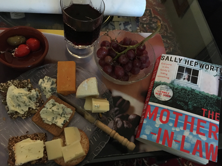 Ost kex och vin o boken The Mother-in-Law