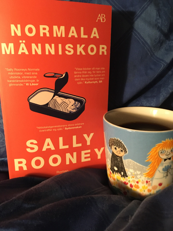 Boken Normala människor och muminmugg Boken Normala människor och muminmugg