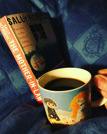 Boken The Mother-in-law och kaffe på sängen