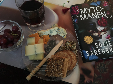 Druvor ost kex vin och boken Mytomanen