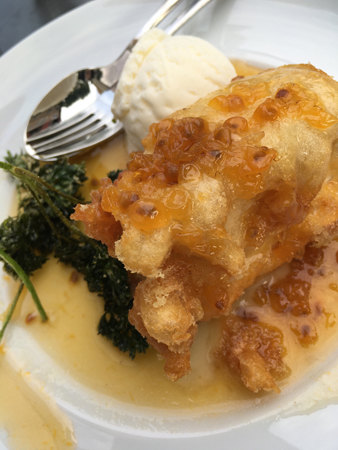 Friterad camembert med glass hjortronsylt och persilja