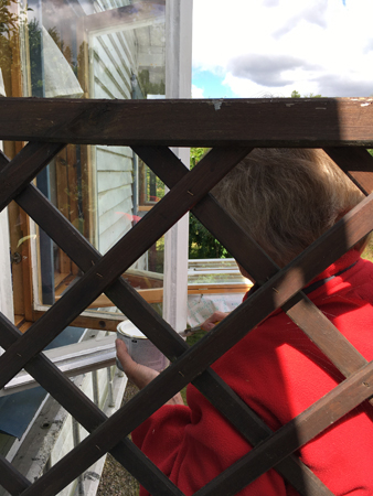 Slottsfrun målar fönster