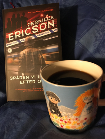 Spåren vi lämnar efter oss och Muminmugg med kaffe på sängen