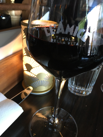 En knapp fjärdedels glas rött på Ll'Amice