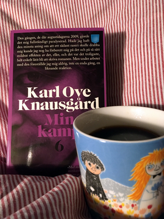 Knausgård och kaffe på sängen