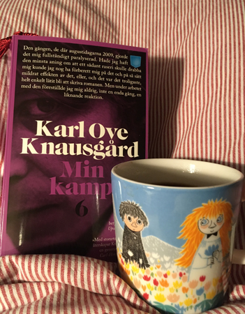 Boken Min kamp 6 och kaffe på sängen