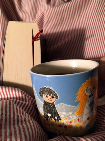 Bokmärke utan tofs och kaffe på sängen