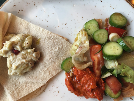 Bröd med baba ghanoush och sallad