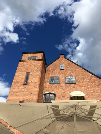 Tegelbyggnad på Crêperie Lemonies gård