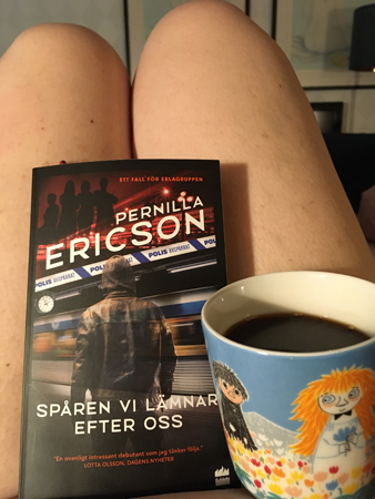 Boken Spåren vi lämnar efter oss och kaffe på sängen bara ben