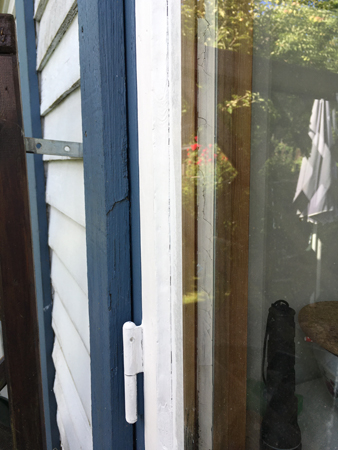 Grundmålat fönster Slottet