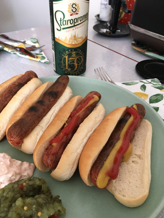 Grillad kycklingkorv med bröd och öl