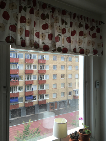 Köksfönstret med en ny äppelgardinkappa